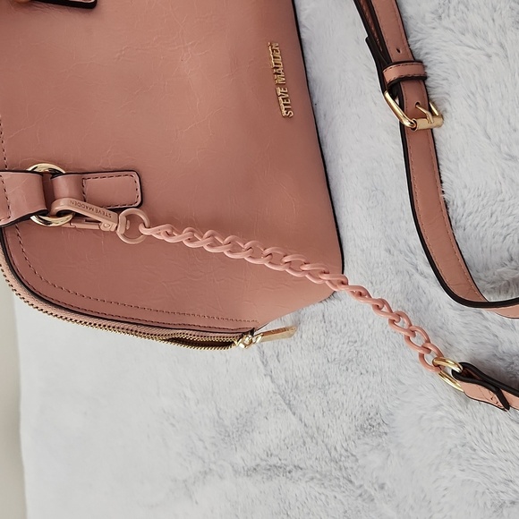 Steve Madden pink purse with chain accent strap. - Picture 7 of 16